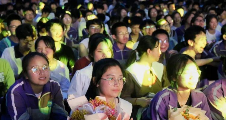 新学校新篇章，展望未来前路（唯美祝福短句）
