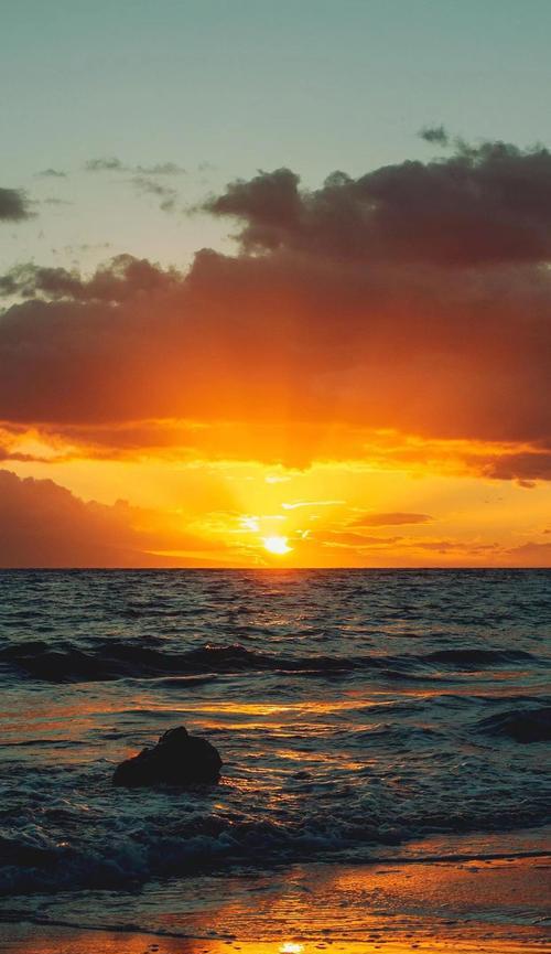 夕阳西下，浪漫唯美（在日落的余晖下）