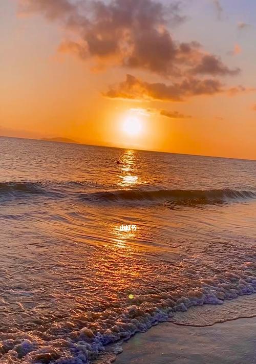 夕阳西下，浪漫唯美（在日落的余晖下）