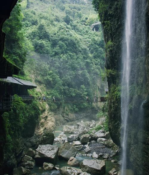 《峡谷雨韵：烟波浩渺与历史交响》